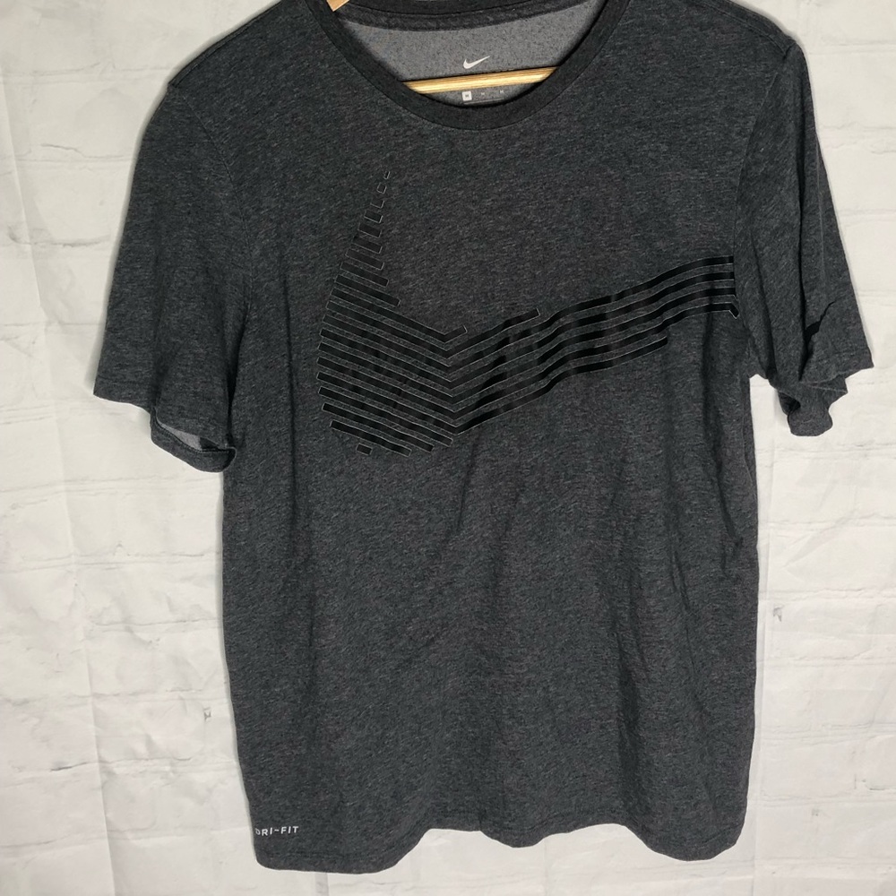 THE NIKE TEE Men’s Short Sleeve T-Shirt Athletic Cut Gray Medium